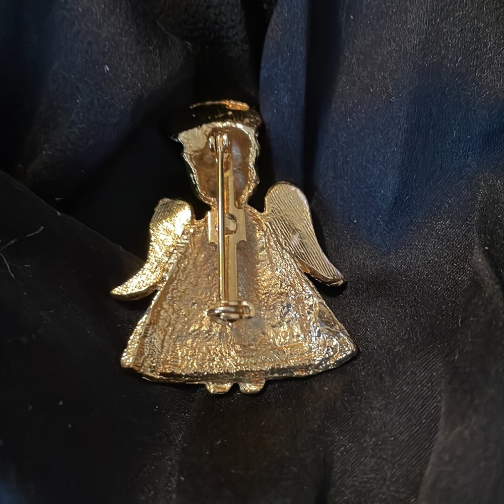 Angel Brooch - Picture 2 of 3